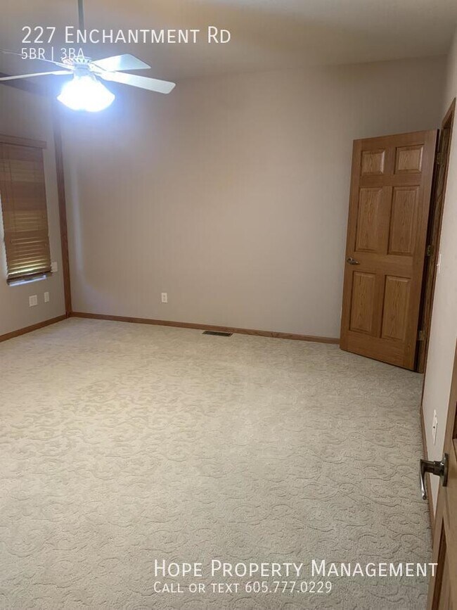 Building Photo - 227 Enchantment Rd