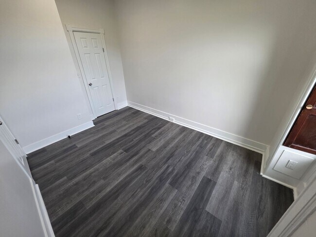 Building Photo - Newly Renovated 2 Bedroom Apartment - Poug...