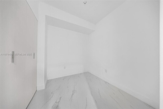 Building Photo - 700 NE 24th St