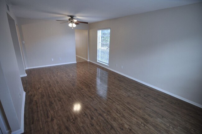 Building Photo - Beautiful Austin condo in amazing location!