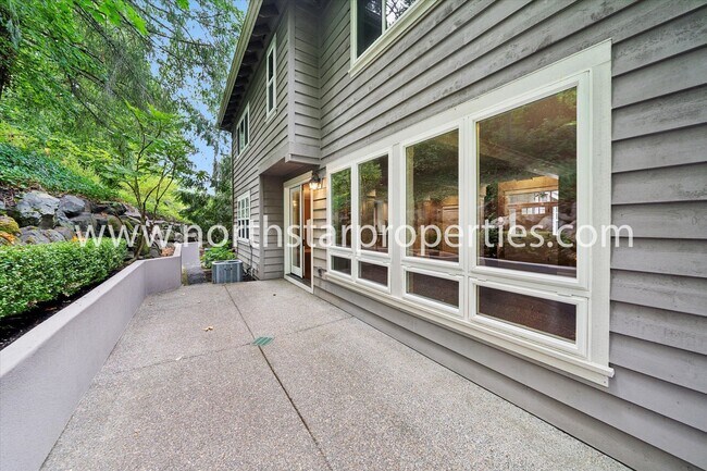 Building Photo - New Exquisitely Designed Dream Home in Lake Oswego.