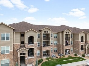 Building Photo - 2BR Condo w/ Fireplace, In-Unit Laundry & A/C in Parker