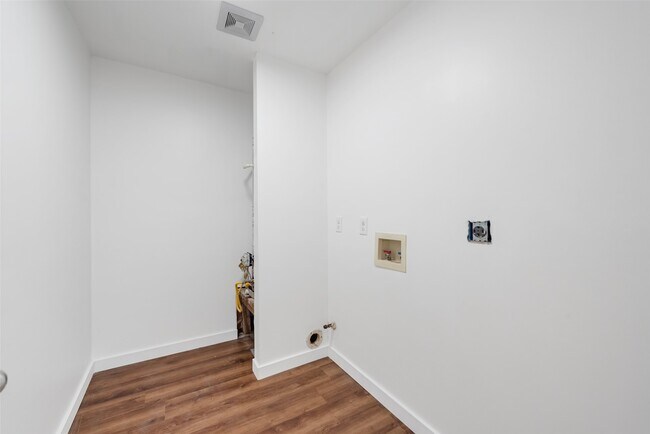 Building Photo - 11703 N Perry Ave