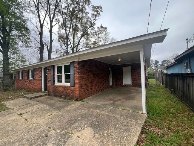 Building Photo - 3 bedroom 1 bathroom single level home