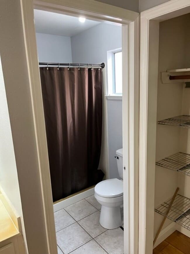 Building Photo - Nice home close to shopping and gas stations