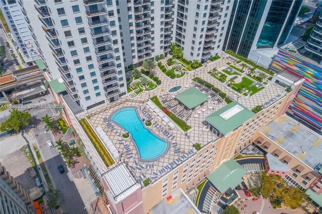 Building Photo - 999 SW 1st Ave