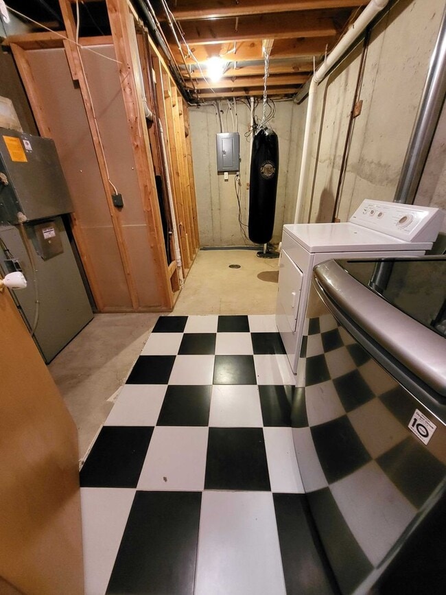 Building Photo - 3 bed 2.5 bath