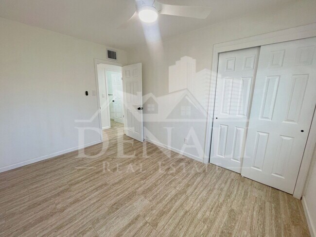 Building Photo - 2401 E Meadowbrook Ave