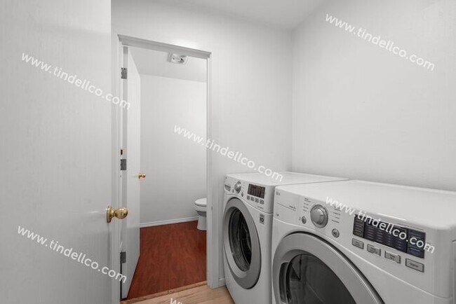 Building Photo - Spacious 3BR w/ Fenced Backyard w/ Deck – ...