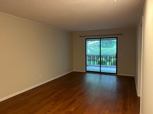 Building Photo - 33 Lake Dr