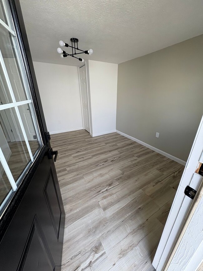 Building Photo - Newly Remodeled Charming 3bd2br Home!!