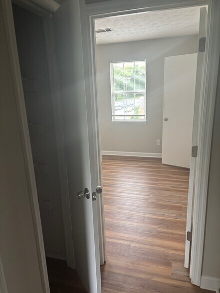 Building Photo - 231B Maple St