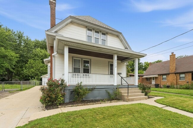 Building Photo - CHEVIOT: Charming 4 bed 2.5 bath 1 car detached garage