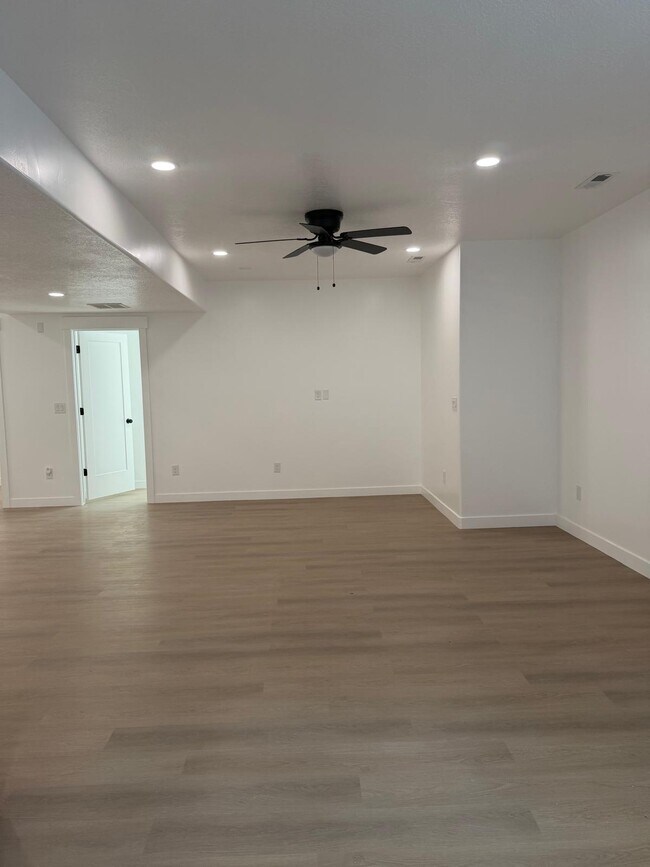 Building Photo - 13836 S Greenford Ln