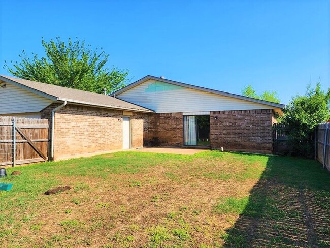 Building Photo - 3 Bedroom 2 Bathroom 2 Car Garage - Edmond