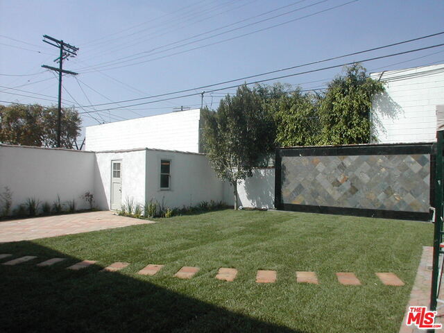 Building Photo - 857 S Sycamore Ave