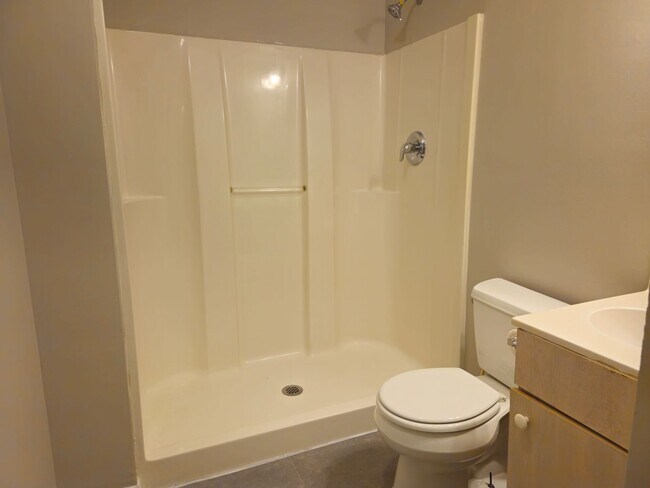 Building Photo - Cute 2 bedroom with a den 2 bathrooms and ...
