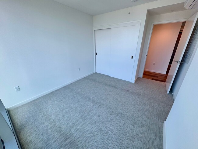Building Photo - Brand new, high floor unit w/ 1 parking st...