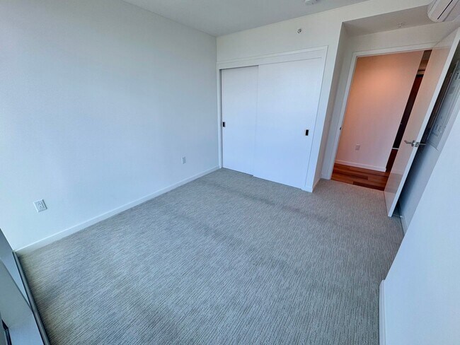 Building Photo - Brand new, high floor unit w/ All utilitie...