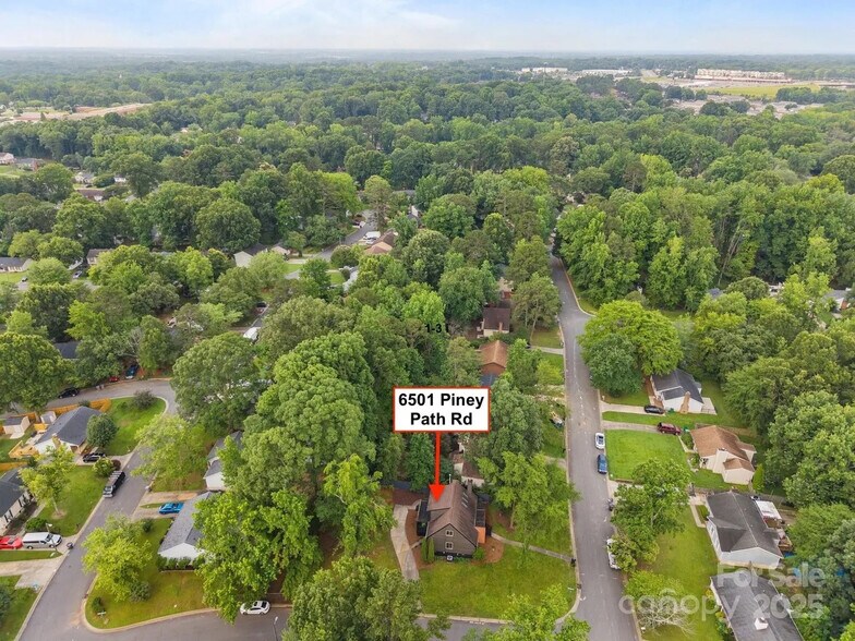 Building Photo - Room in House on Piney Path Rd
