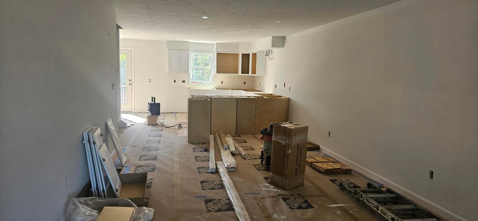 Building Photo - 719 Putnam Pike