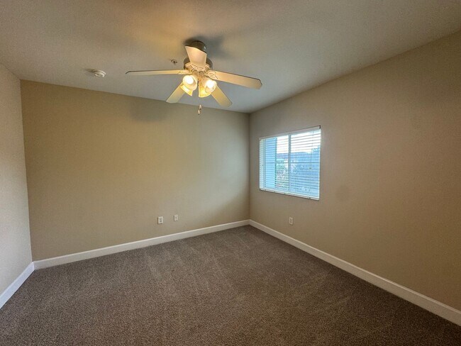 Building Photo - 2 Bed / 2 Bath Upstairs Condo in the Gated...
