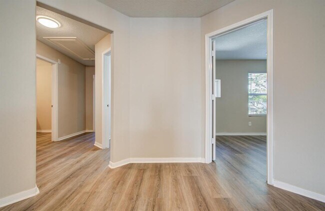 Building Photo - 1211 Reedpoint Dr