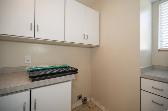 Building Photo - 857 Southfork Dr