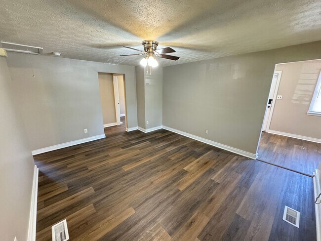 Building Photo - Cozy 3 Bedroom Downtown Apex Home