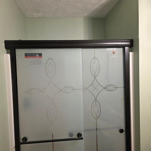 Shower/Tub - 3823 Leeside Ln