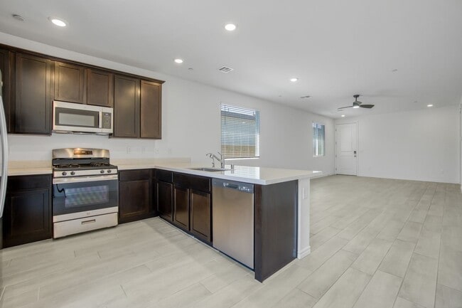 Building Photo - MULTI-GENERATIONAL New Build Home with En Suite In Skye Canyon!