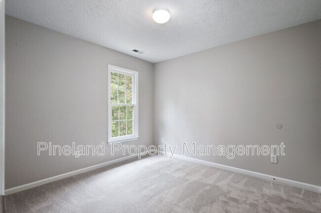 Building Photo - 320 Roundtree Dr