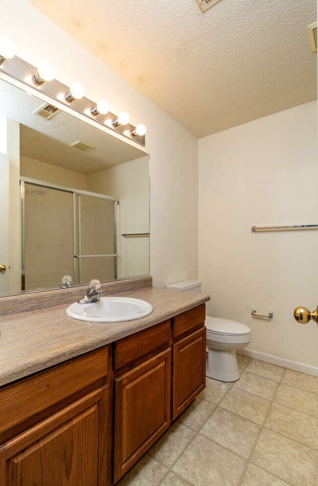 Building Photo - 385 Hawthorne Oaks Way