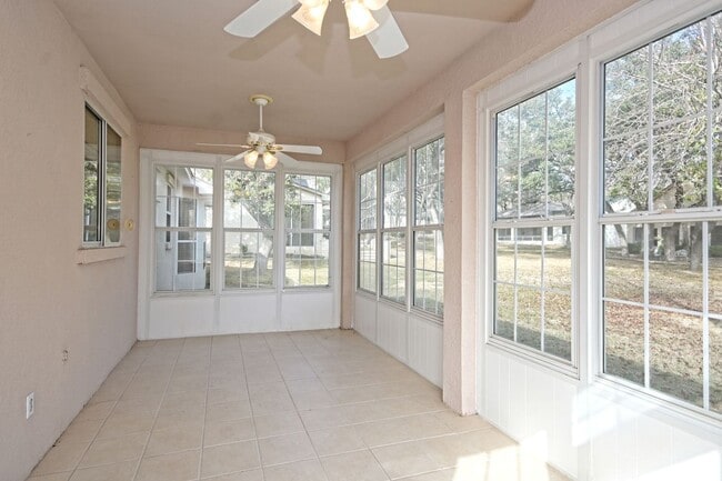 Building Photo - 106 Sunflower St