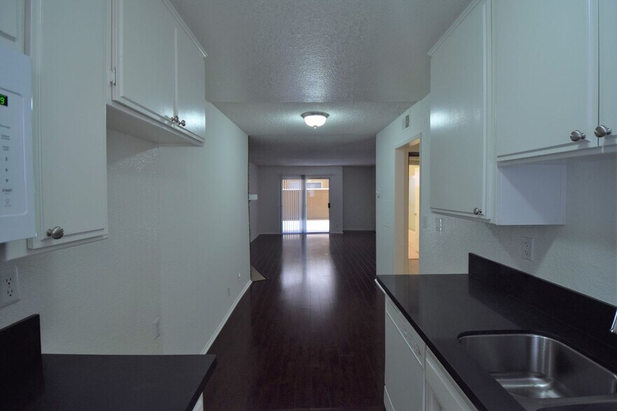 Building Photo - 11045 La Maida St