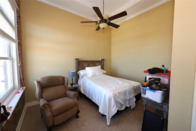 Building Photo - 1927 Harborside Dr