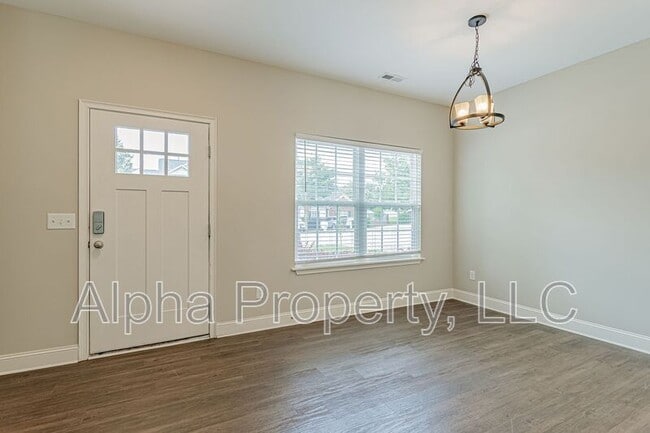 Building Photo - 830 Chartwell Dr