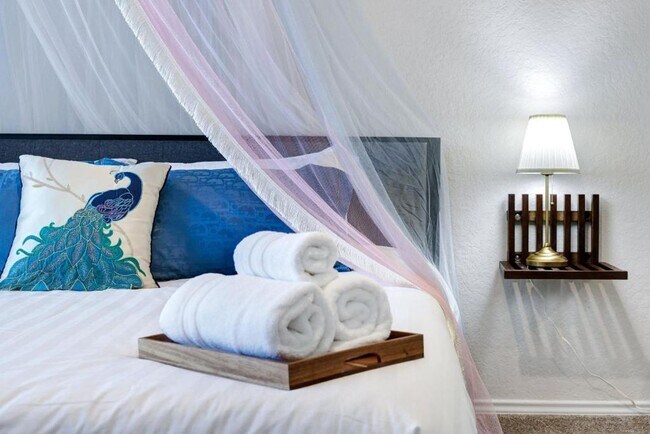 Building Photo - Move in Ready and FULLY FURNISHED 3 BD/2 BA located Far West San Antonio!