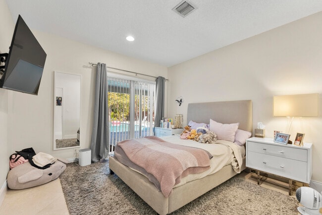 Building Photo - 401 NE 10th Terrace