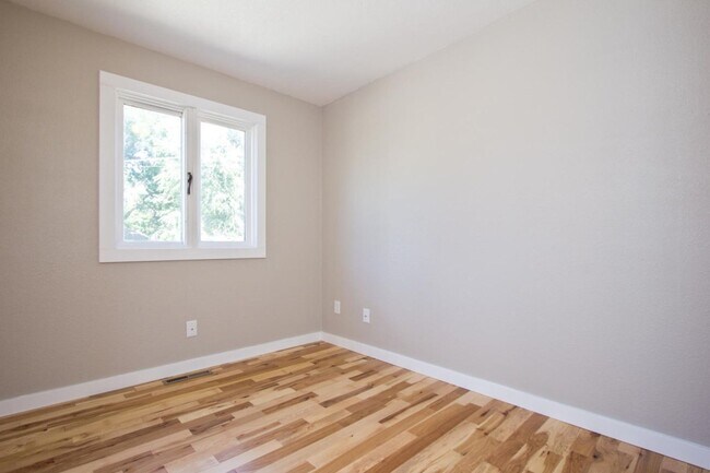 Building Photo - **Look & Lease Special**Bright 4BR Home Near CU Boulder + HOP Line-