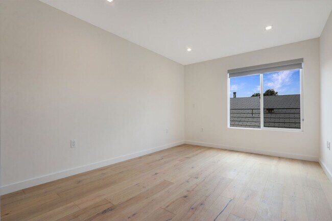 Building Photo - Gorgeous 3 Bedroom / 2 1/2 Bath Townhome-Style Apartment in Hollywood