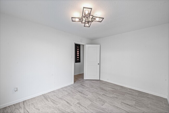 Building Photo - 11823 S Willow Cir