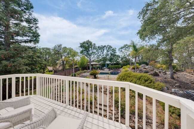 Building Photo - Luxury 4BR Home with Pool & Outdoor Kitche...