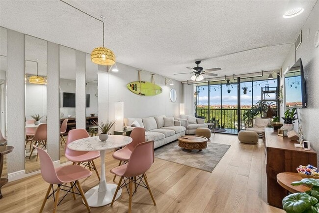 Building Photo - 900 Cove Cay Dr