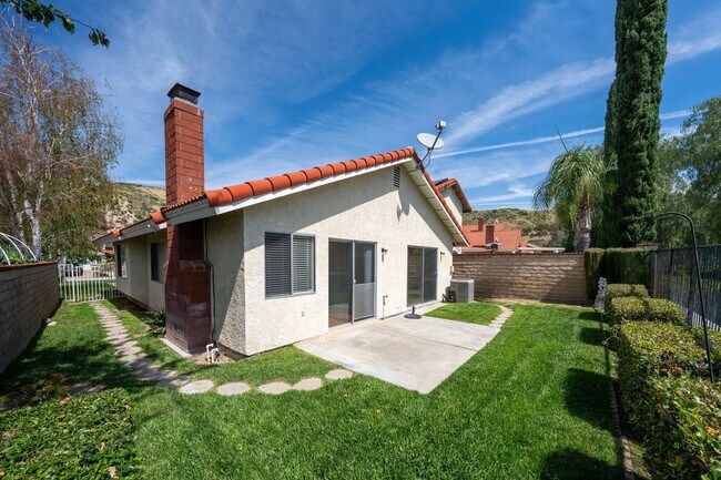 Building Photo - Sparkling Clean 3 Bedroom, 2 Bath Home with a View!