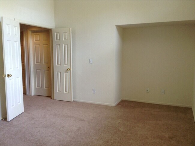 Building Photo - Beautiful 5 bedroom 3 bath home located in Antelope!