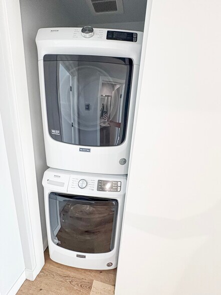 Building Photo - 1645 E Cheery Lynn Rd