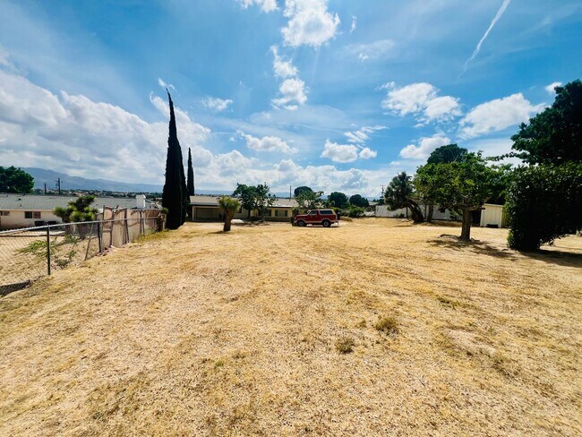 Building Photo - Scenic Hillside Living – Spacious 3 Bed, 2 Bath with Sweeping Views