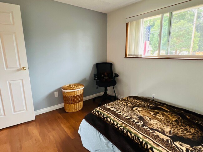 Building Photo - Beautiful yard, 3 bedroom 1 bath rambler i...