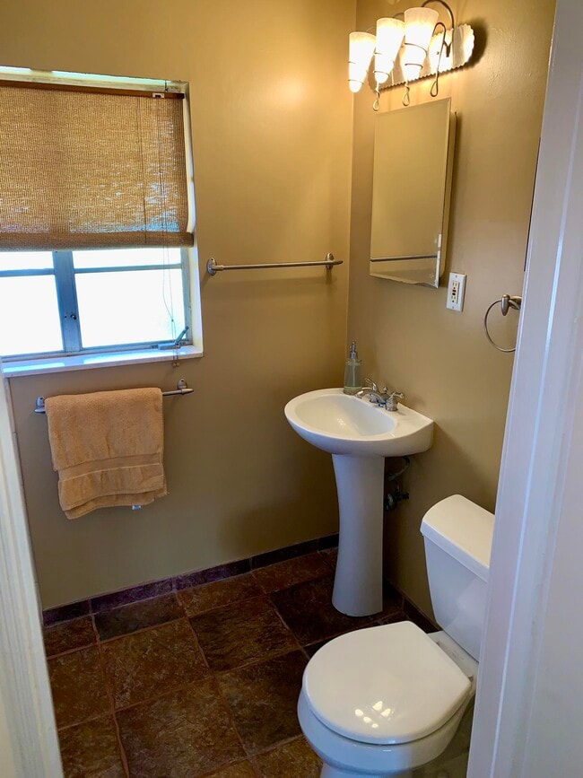 Building Photo - 31 S Golfview Rd
